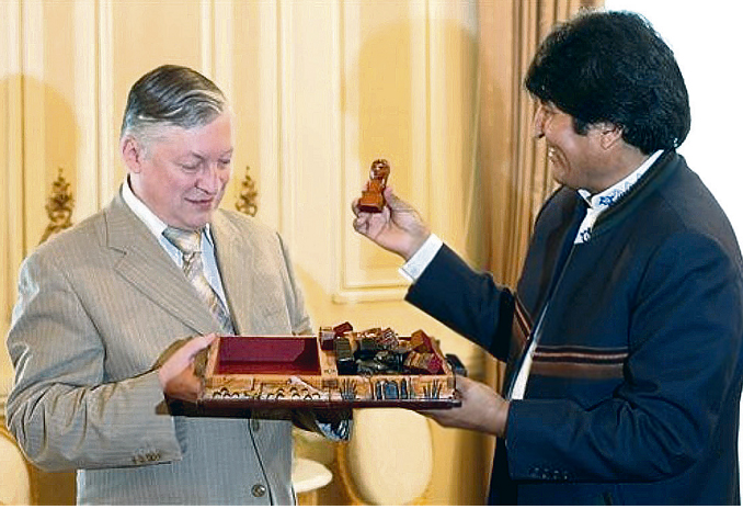 Кандидат. А экс-чемпион мира Карпов (слева) ищет поддержки у президента Боливии